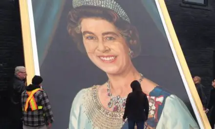 Plans underway to display massive painting of Queen Elizabeth from old Winnipeg Arena – Winnipeg | Globalnews.ca